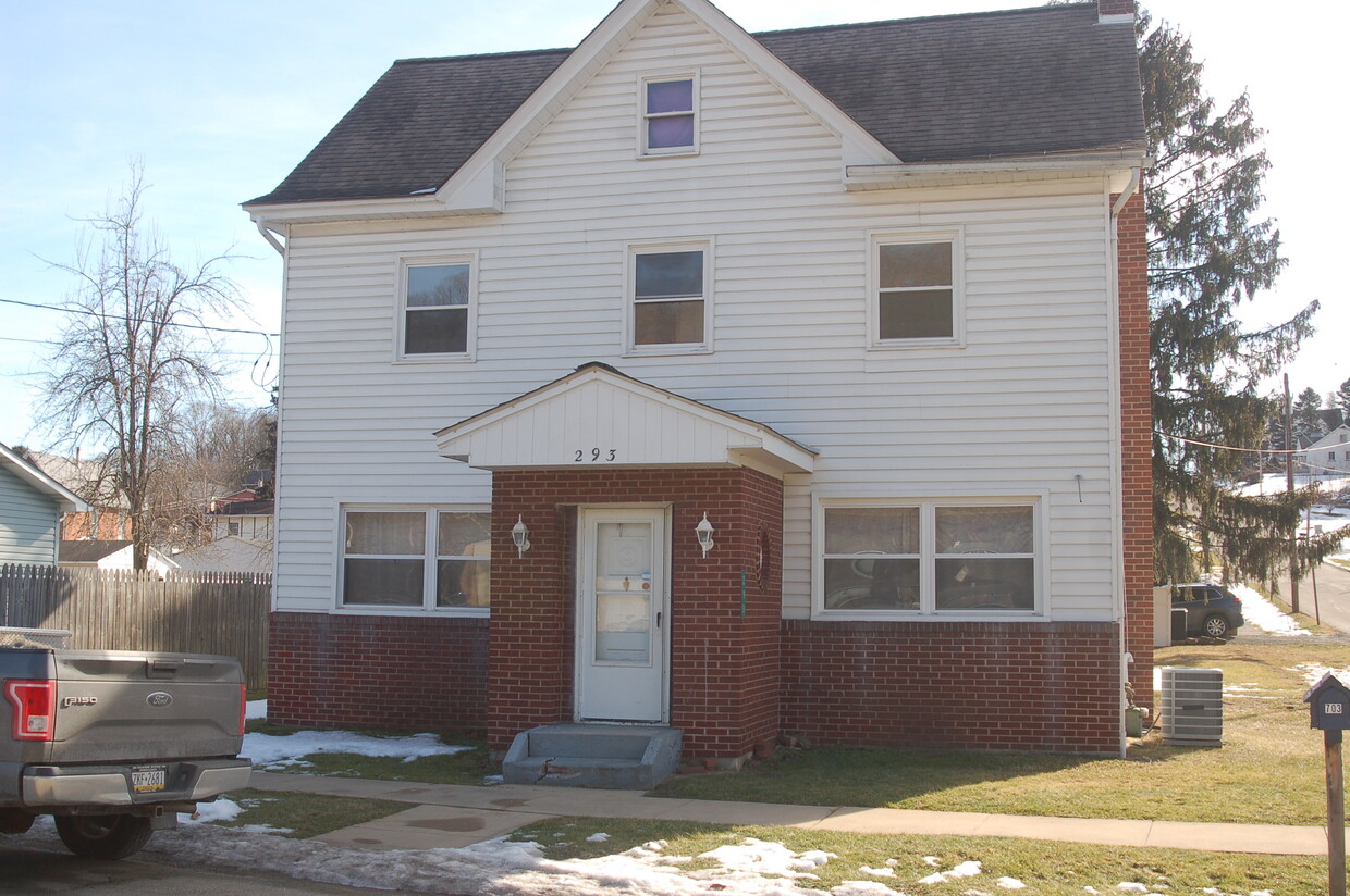 Foto principal - 293 Railroad St