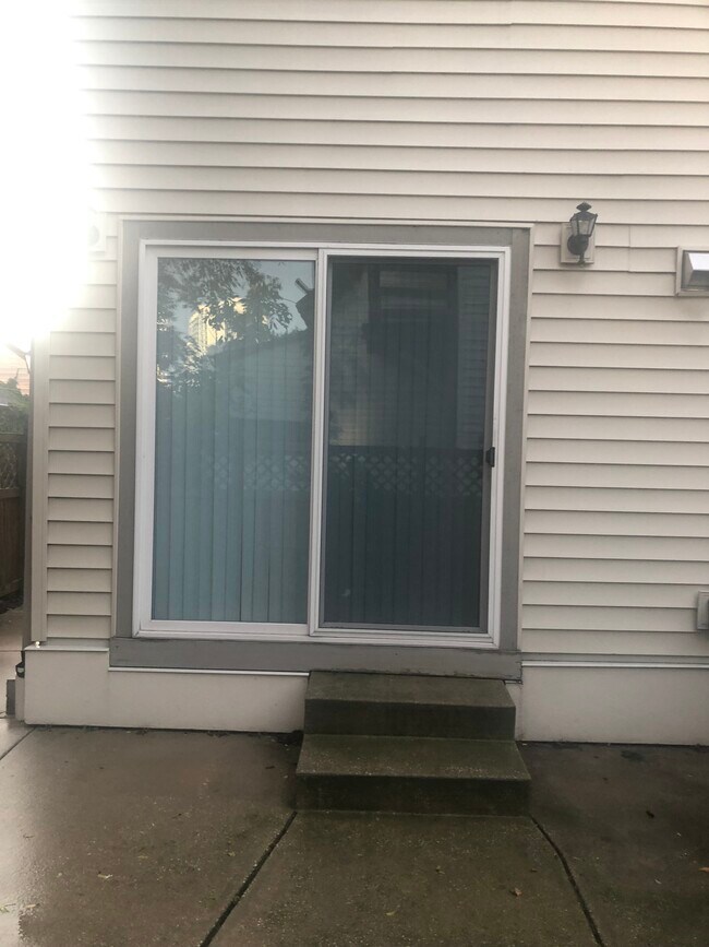 SLIDING PATIO DOOR - 1678 N Franklin Plz