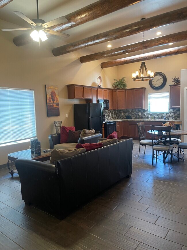 Planta abierta - 1935 Mercury Ln