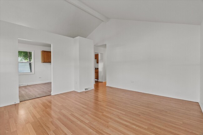 Foto del edificio - 1607 N Cedar Lake Rd