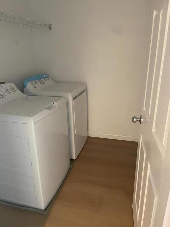 Foto del edificio - 668 Town Square