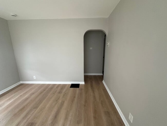 Foto del edificio - CUTE 2 BEDROOM HOUSE WITH LARGE BACKYARD IN HAMILTON! QUIET STREET