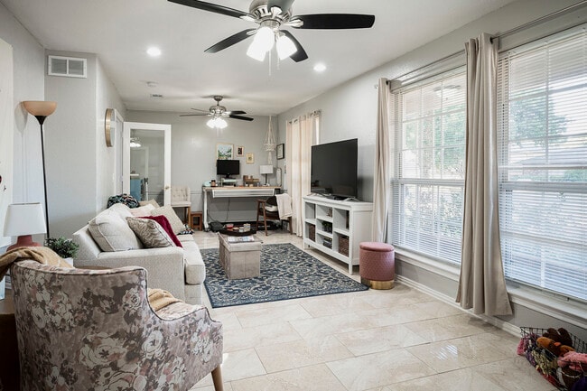 Photo - 1916 Westridge Dr House