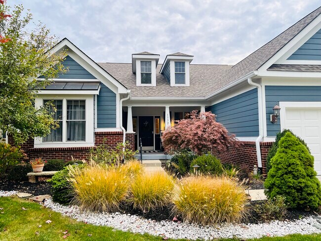 Beautiful front yard with mature trees. - 1332 Trescott Dr