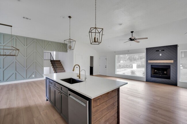 Building Photo - 3301 Yellowstone Dr