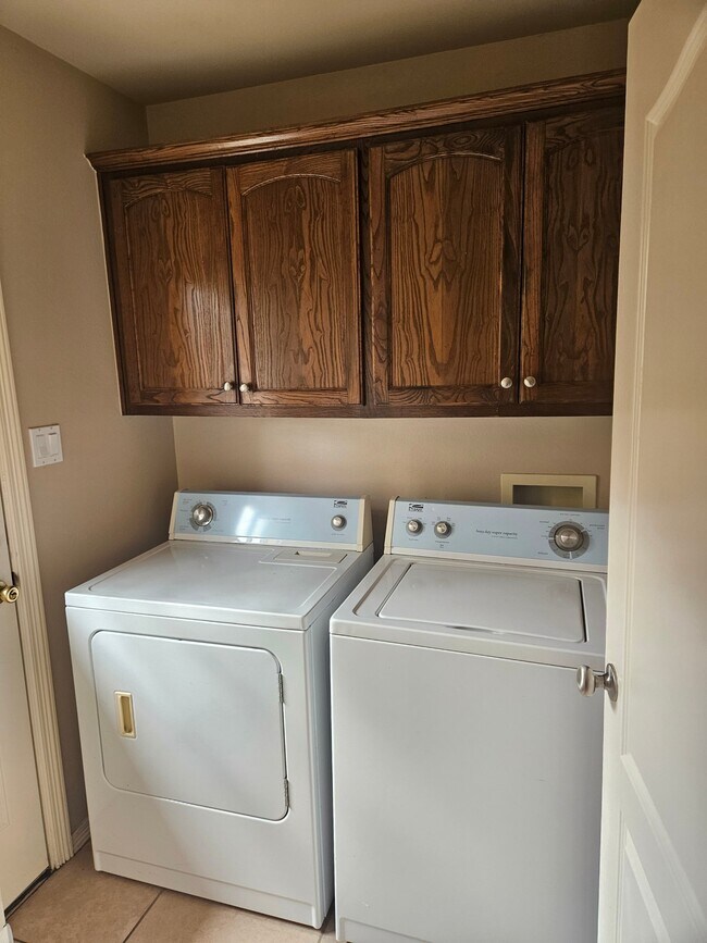 Building Photo - 1915 Horsetail Falls