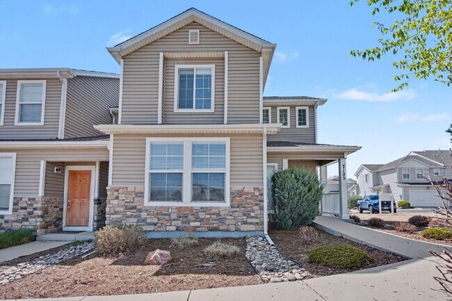 Foto del edificio - Beautifully Updated 3-Bedroom End-Unit Townhome Facing Open Space with Attached 2-Car Garage in G...
