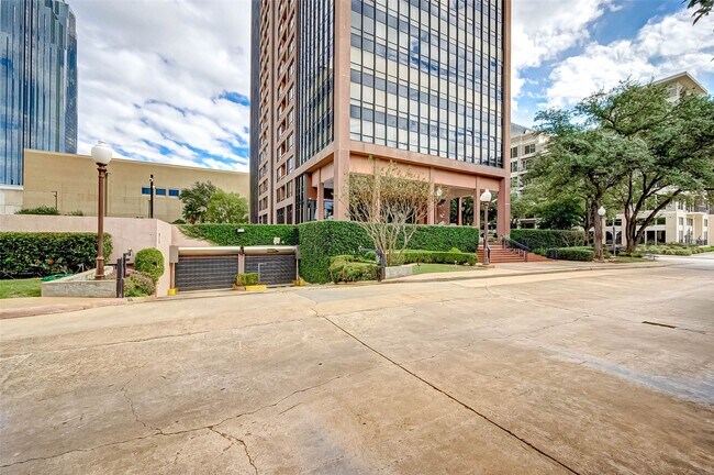 Building Photo - 5150 Hidalgo St