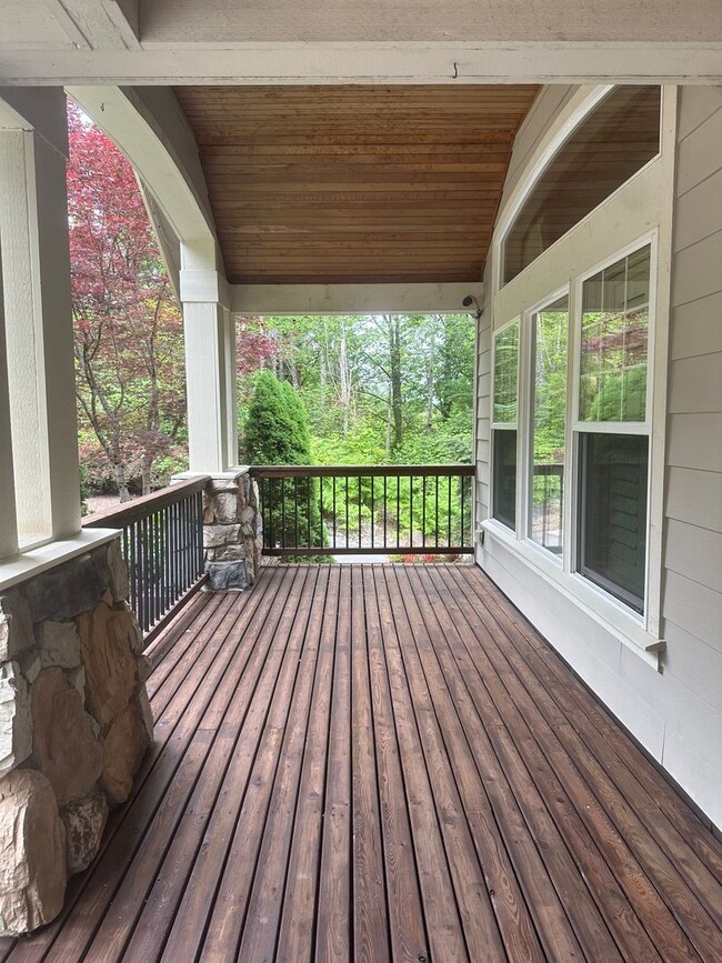 Building Photo - Welcome to the executive home in Snoqualmie