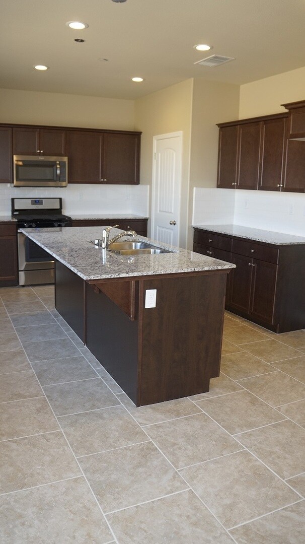 Foto del edificio - 652 Portola Ave. (Lemoore Ave./Bush) ~ MOV...