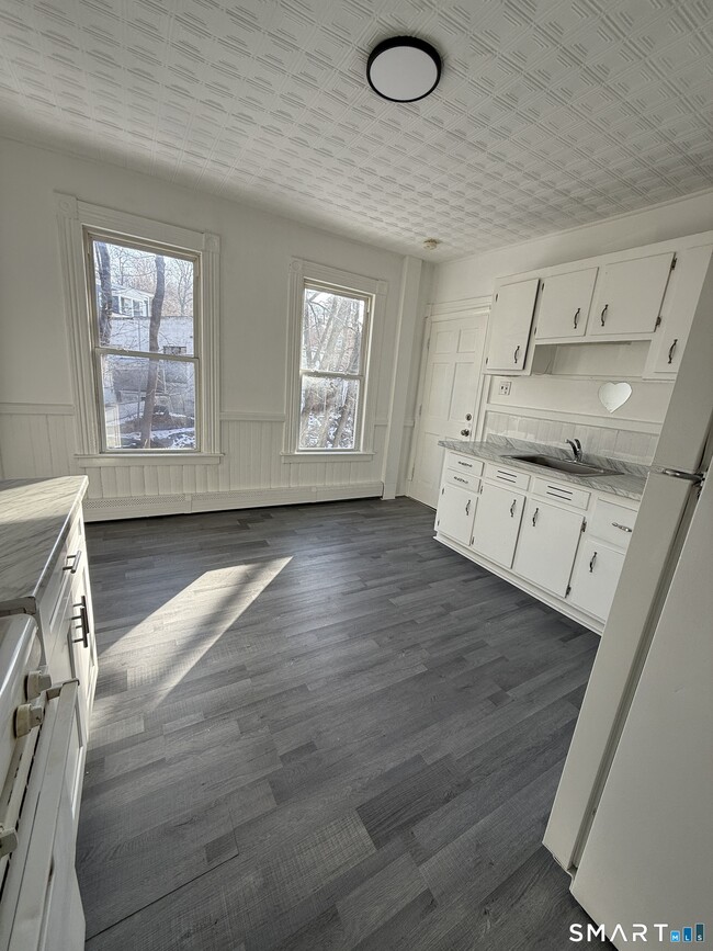 Building Photo - 64 Irion St