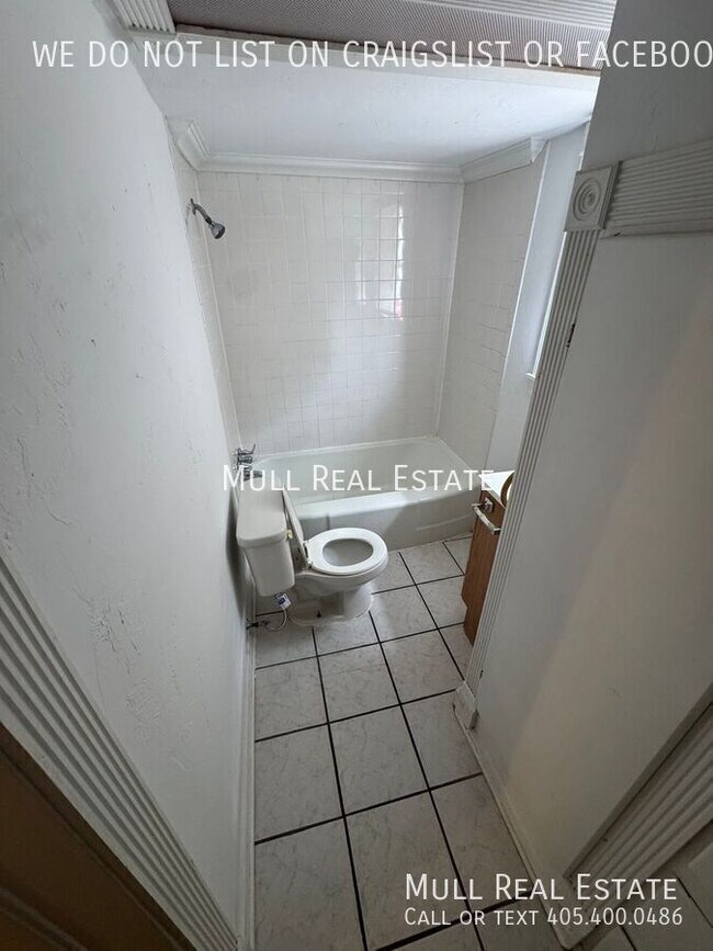 Foto del edificio - 6908 1/2 NW 42nd Street-Upstairs