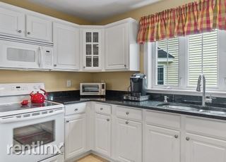Building Photo - 2 br, 2.5 bath House - 15 Myra Ln # 15