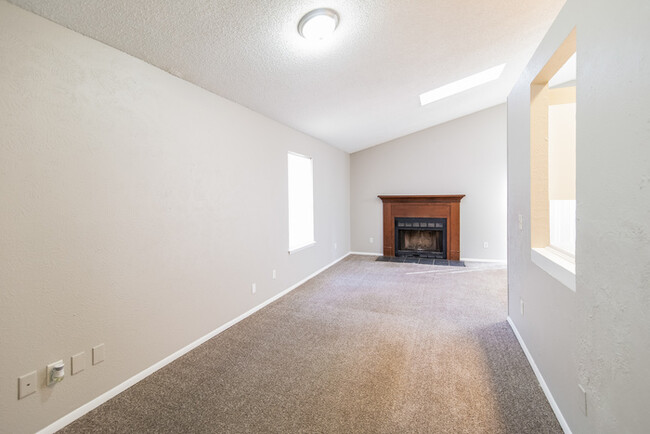 Building Photo - Cozy Summerville Home Waiting for You!