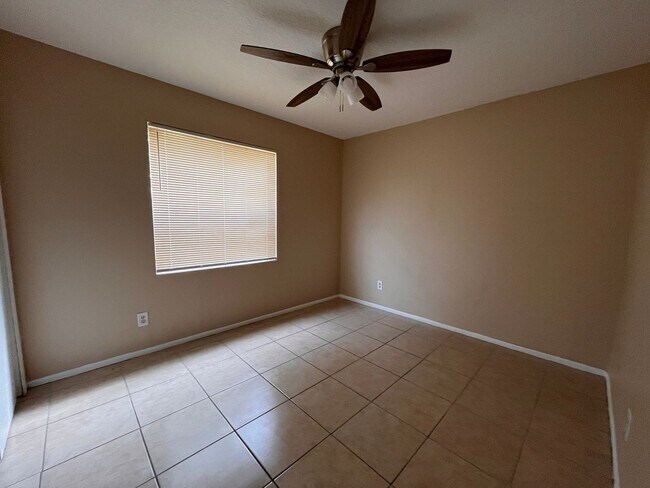 Building Photo - 3 bed 2 bath fenced in yard!