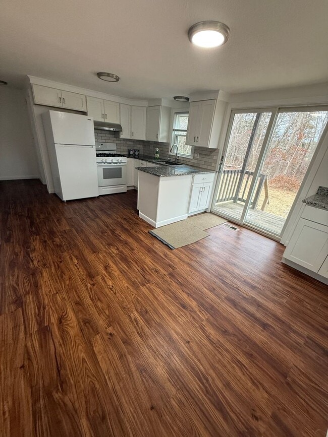 Building Photo - 136-138-138 W Yarmouth Rd