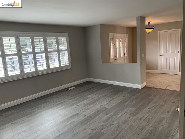 Building Photo - 120 Paraiso Dr