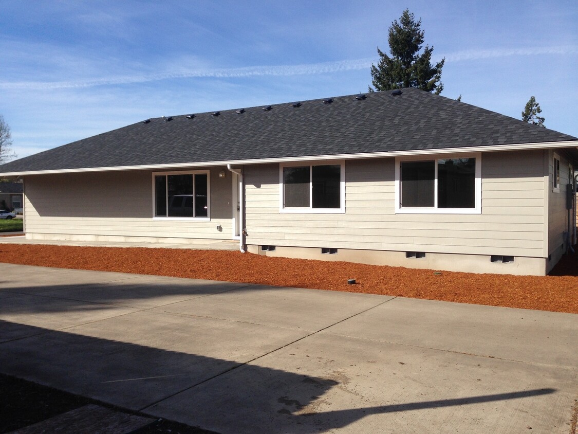 Foto principal - 3 bedroom, 2 bathroom Springfield Home ~ N...