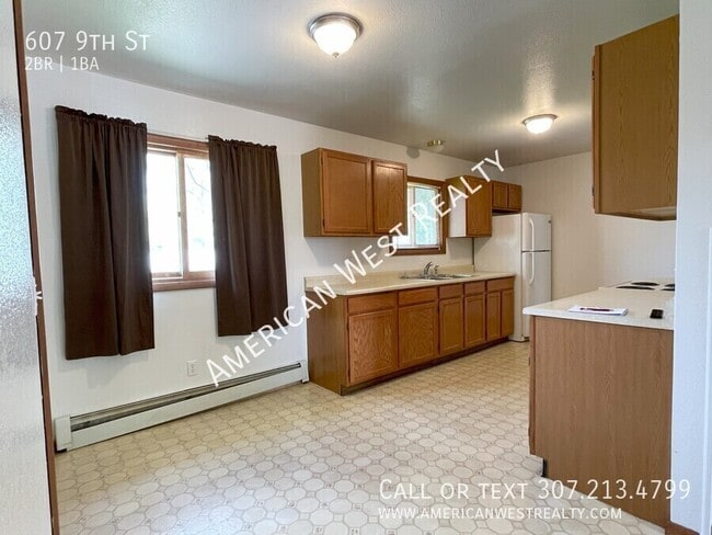 Building Photo - 607 9th St