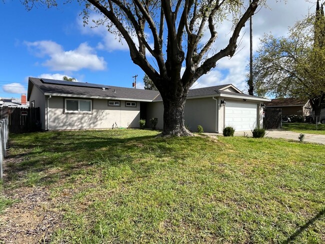 Building Photo - 4 bed 2 bath with landscaping and pest con...