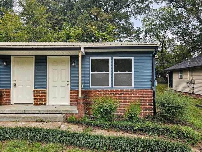 Building Photo - 105 S Howell Ave