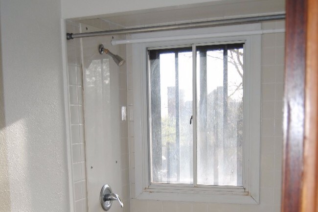 Baño - 708 W Bancroft St