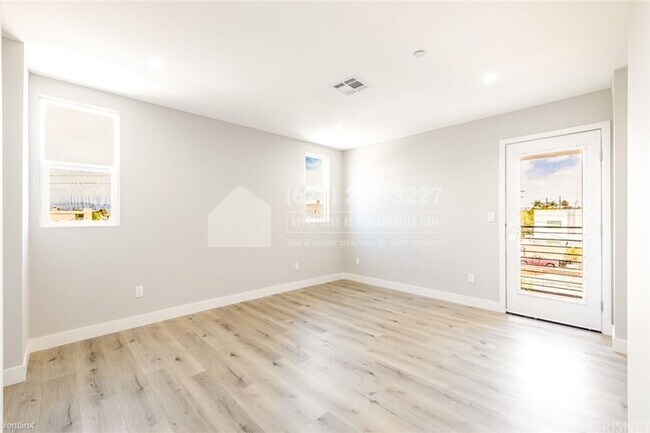 Building Photo - 4 br, 4 bath Townhome - 4651 1/2 West 18th...