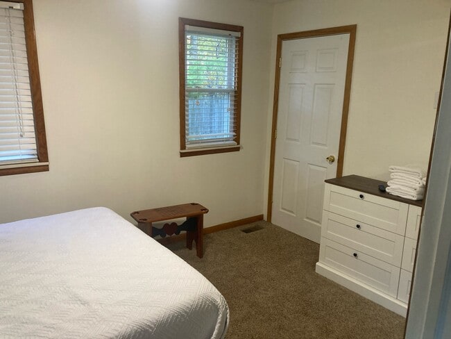 Foto del edificio - 990 Pine Rd