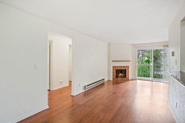 Building Photo - 9494 Redmond - Woodinville Rd NE
