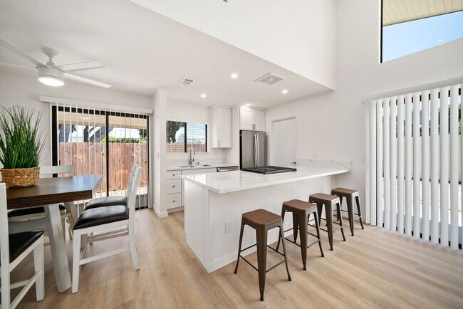 Building Photo - Fully remodeled luxury 3 bedroom 2 bathroom home with 2 car garage