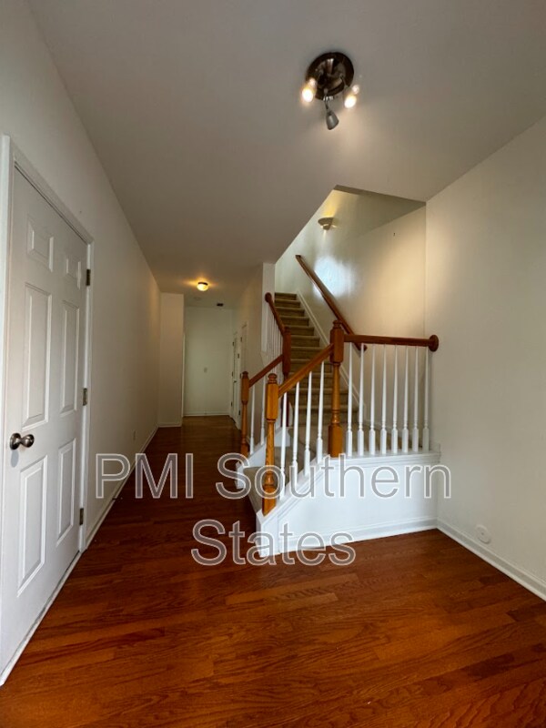 Foto del edificio - 419 Woodbark Ct