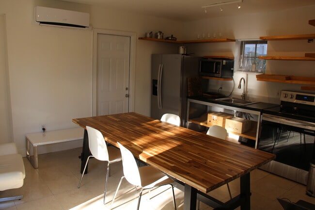 Foto del edificio - 227 NW 59th St