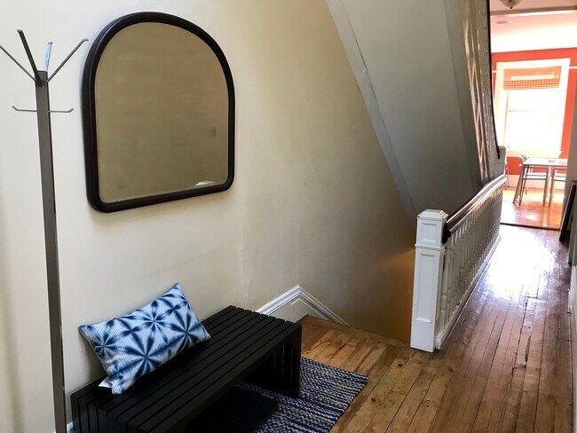 Pasillo orientado al oeste hacia el salón/comedor - 3284 Dawson Street