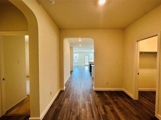 Building Photo - 2019 Ebony Dove St