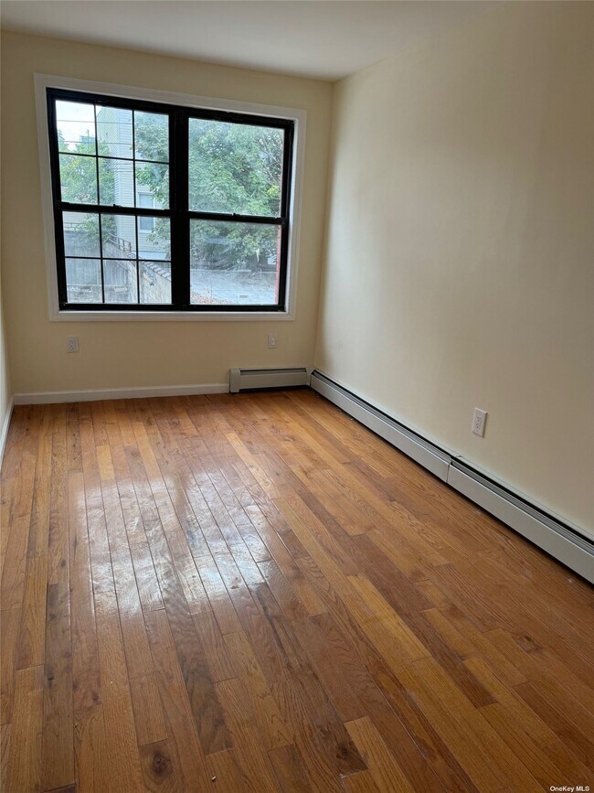 Foto del edificio - 84-52 Grand Ave