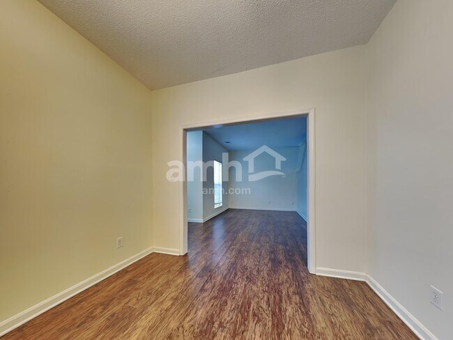 Foto del edificio - 1617 Oak Knoll Ln