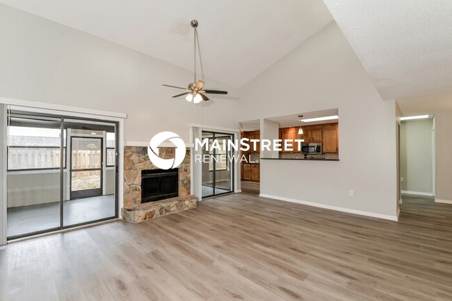Foto del edificio - 8416 Cypress Lake Dr