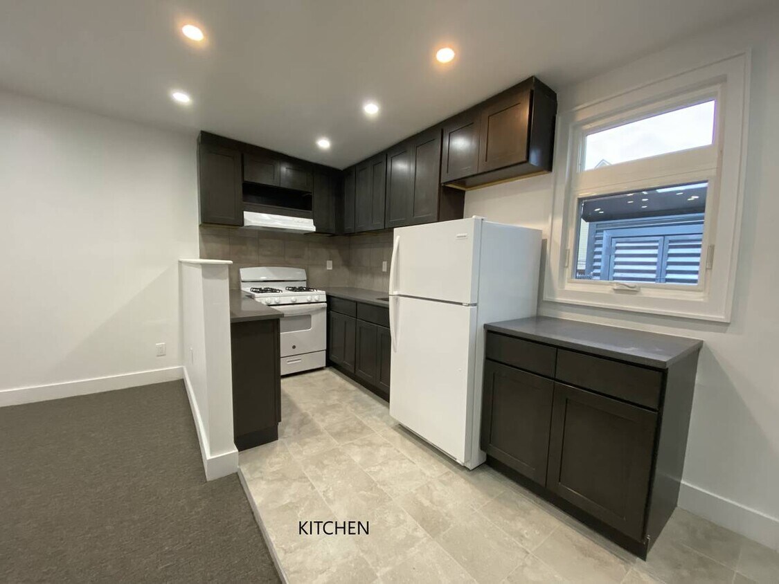 kitchen - 692 Bay St