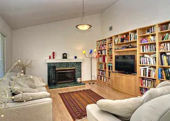 Foto del edificio - Charming 3-Bedroom Home with Pool in Fremo...