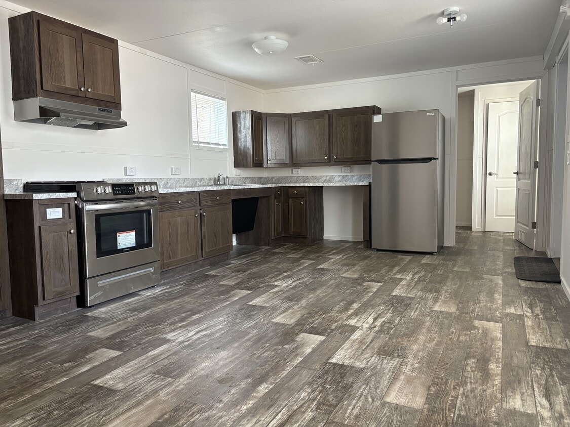 Building Photo - 905 McFadden St