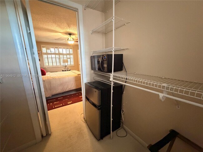 Building Photo - 0 000