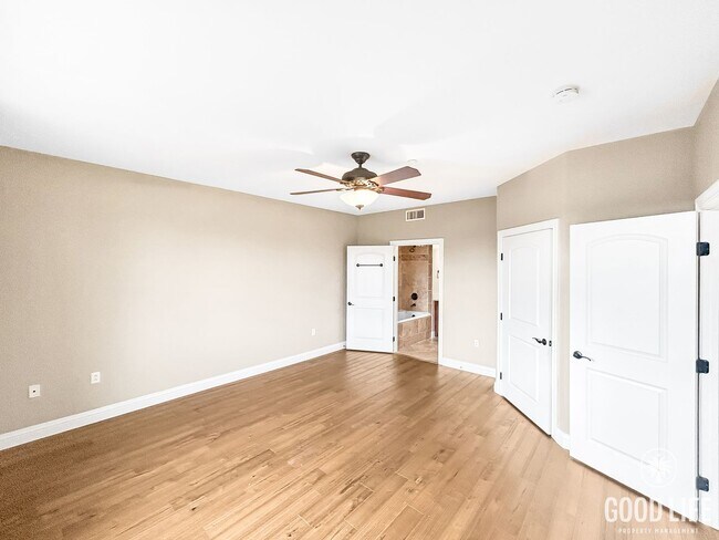 Foto del edificio - Stunning 2B/2BA Upgraded Condo w/ 2 Parkin...
