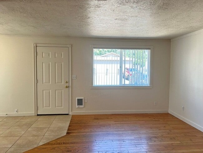 Building Photo - 1274 E Santiam St
