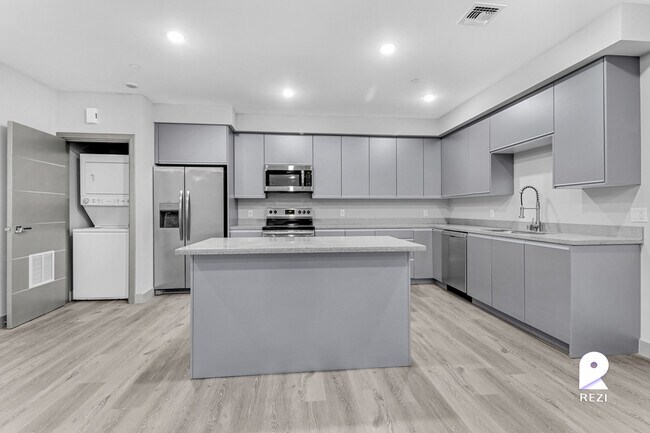 Foto del edificio - 7040 Woodman Ave