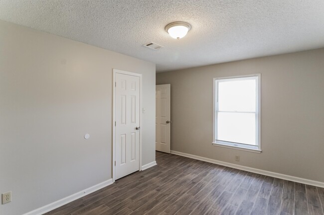 Foto del edificio - 8247 Timber Creek Dr