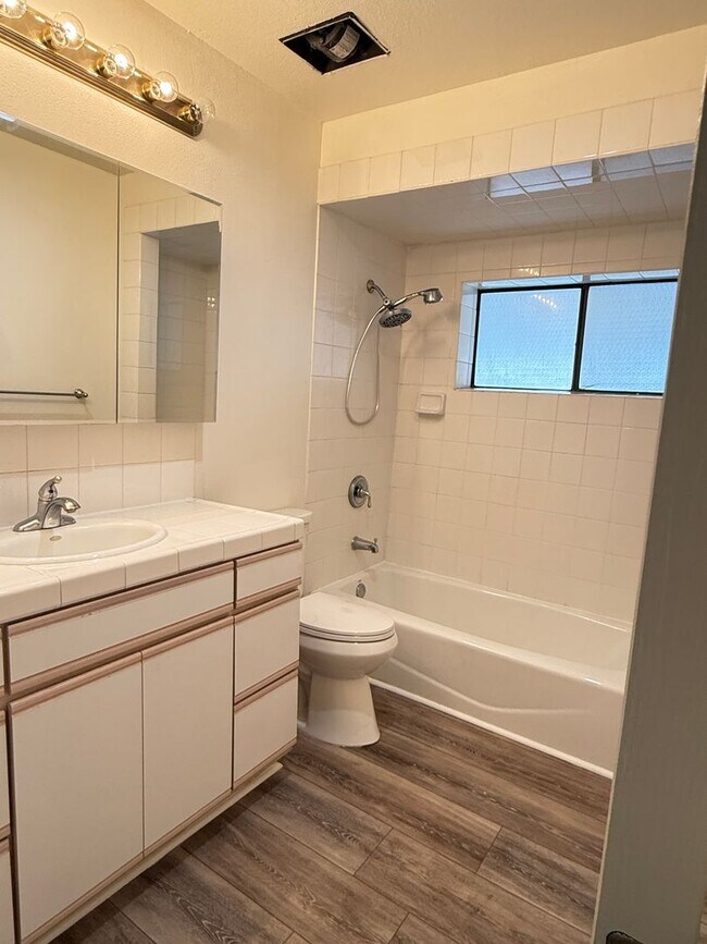 Building Photo - Ready for new occupants!  2 Bedroom 1 Bath...