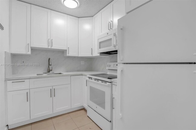 Building Photo - 4590 SW 67th Ave