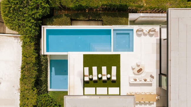 Foto del edificio - 1536 Blue Jay Way