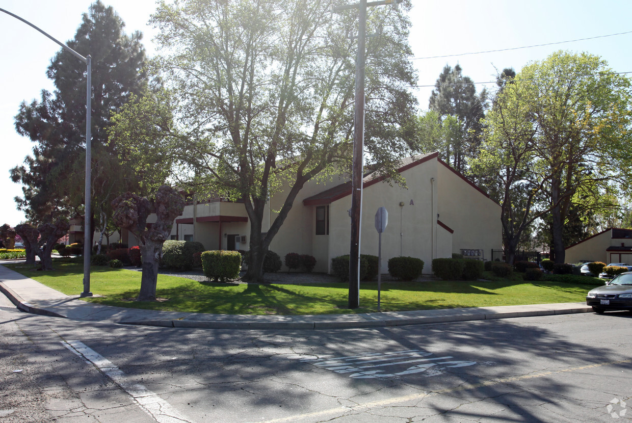 Foto del edificio - Denair Manor Apartments