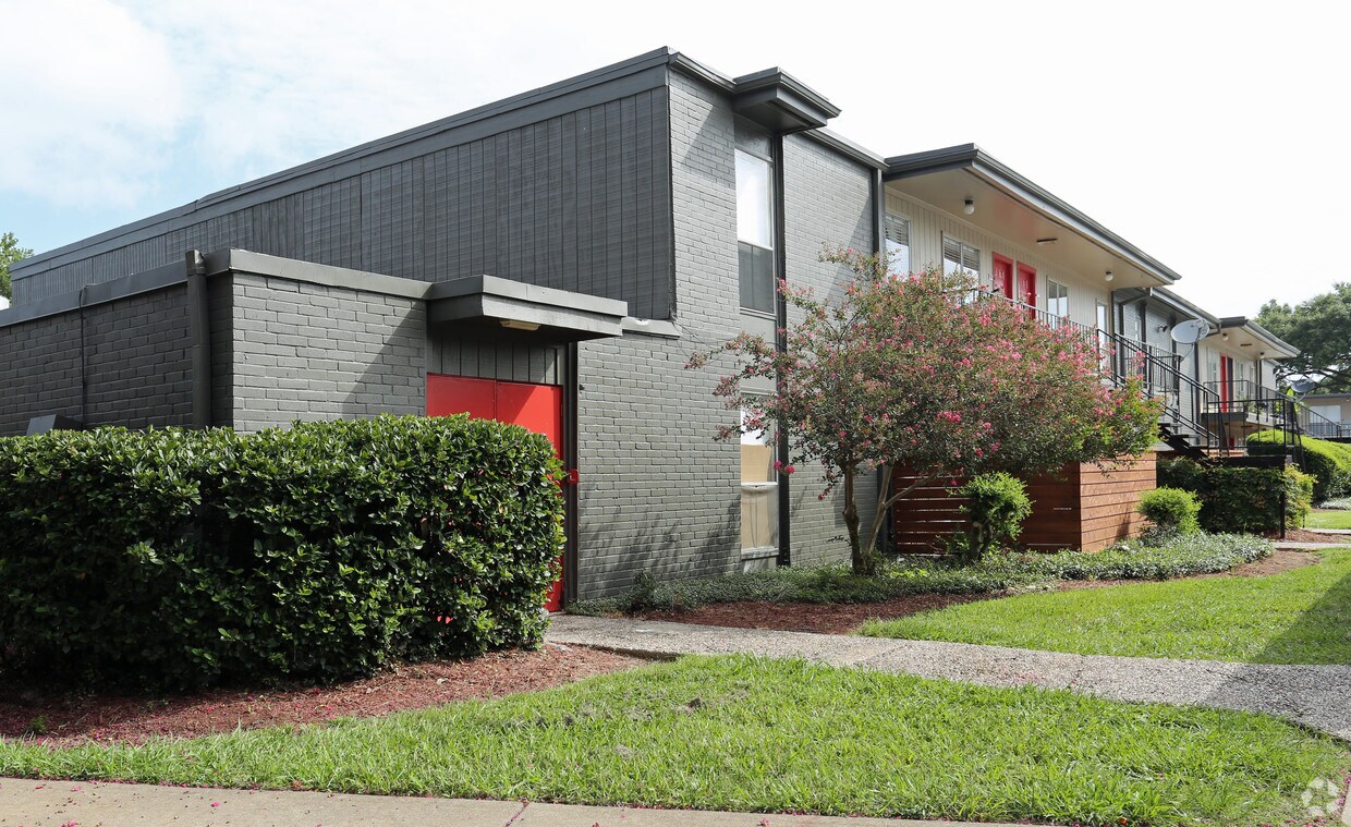 The Grand Hampton at Clear Lake Apartments 16202 El Camino Real